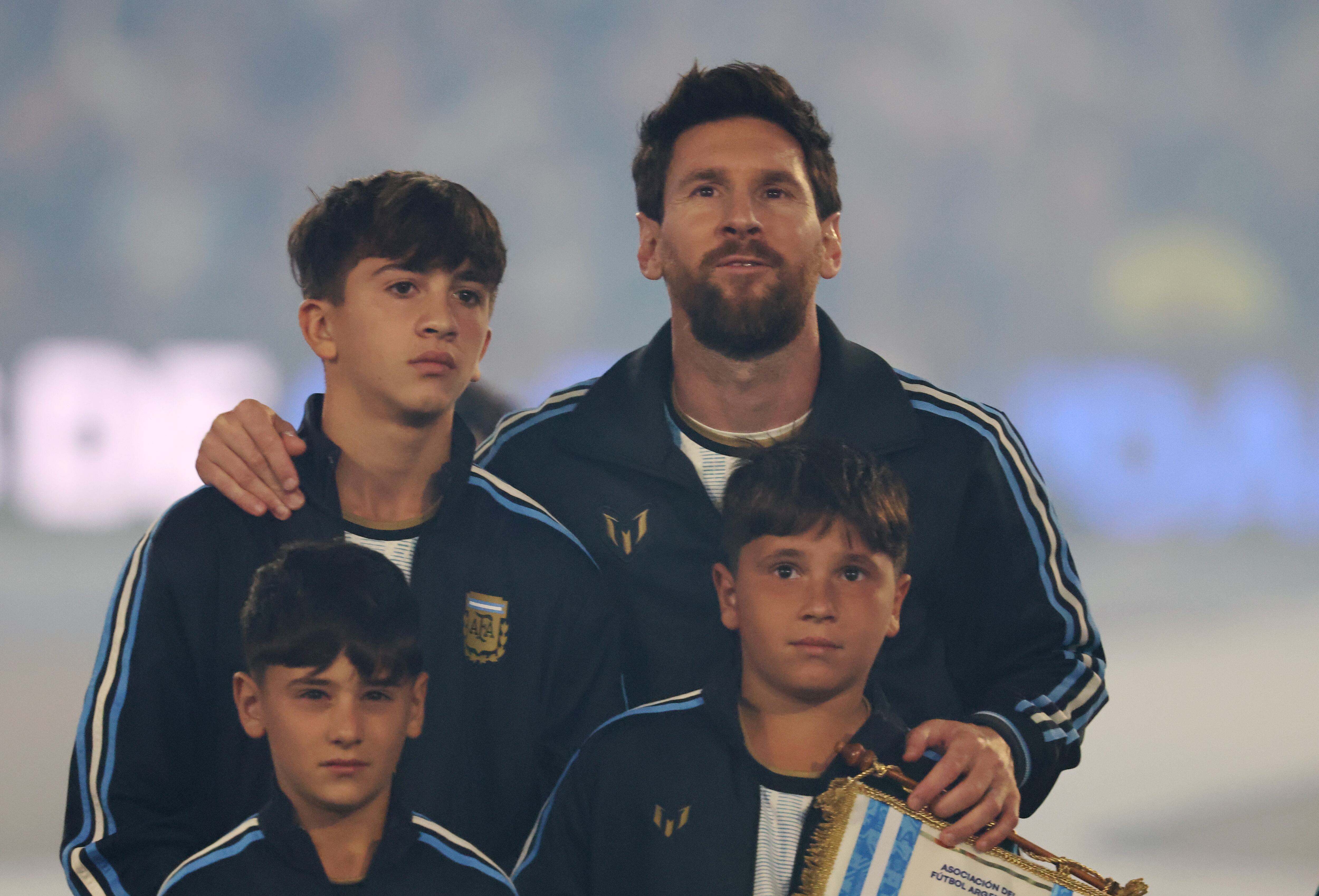 梅西与 Thiago、Mateo、Ciro 在告别赛前一起聆听阿根廷国歌