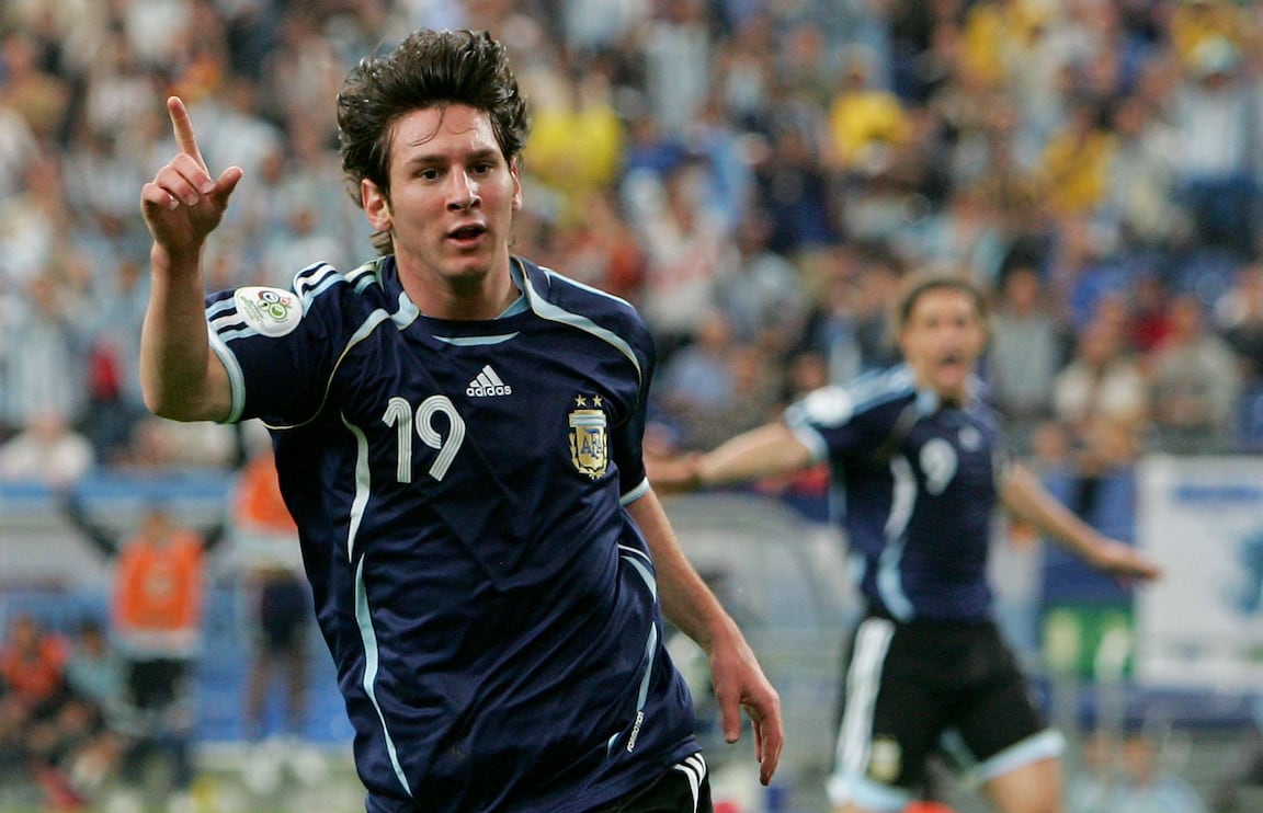 2006 年世界杯，长发的梅西庆祝自己的世界杯进球