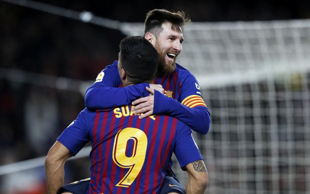 Barcelona 时期，梅西与身穿 9 号球衣的 Suárez 拥抱庆祝