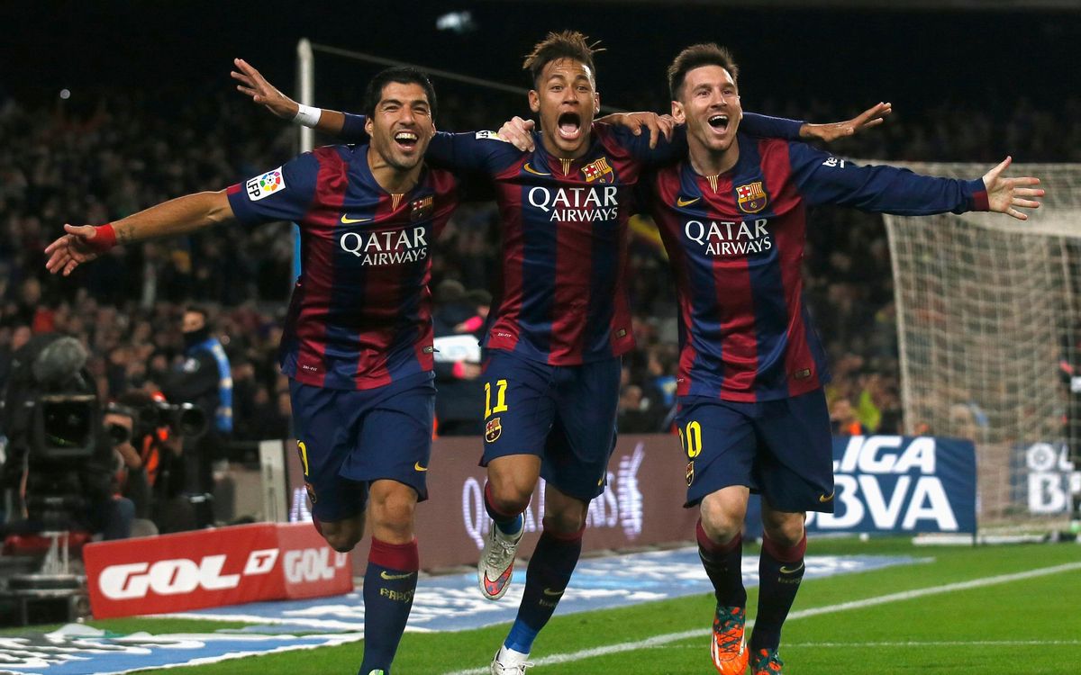 2015 年对 Atlético Madrid 的比赛，Suárez、Neymar 与梅西搂肩奔跑庆祝
