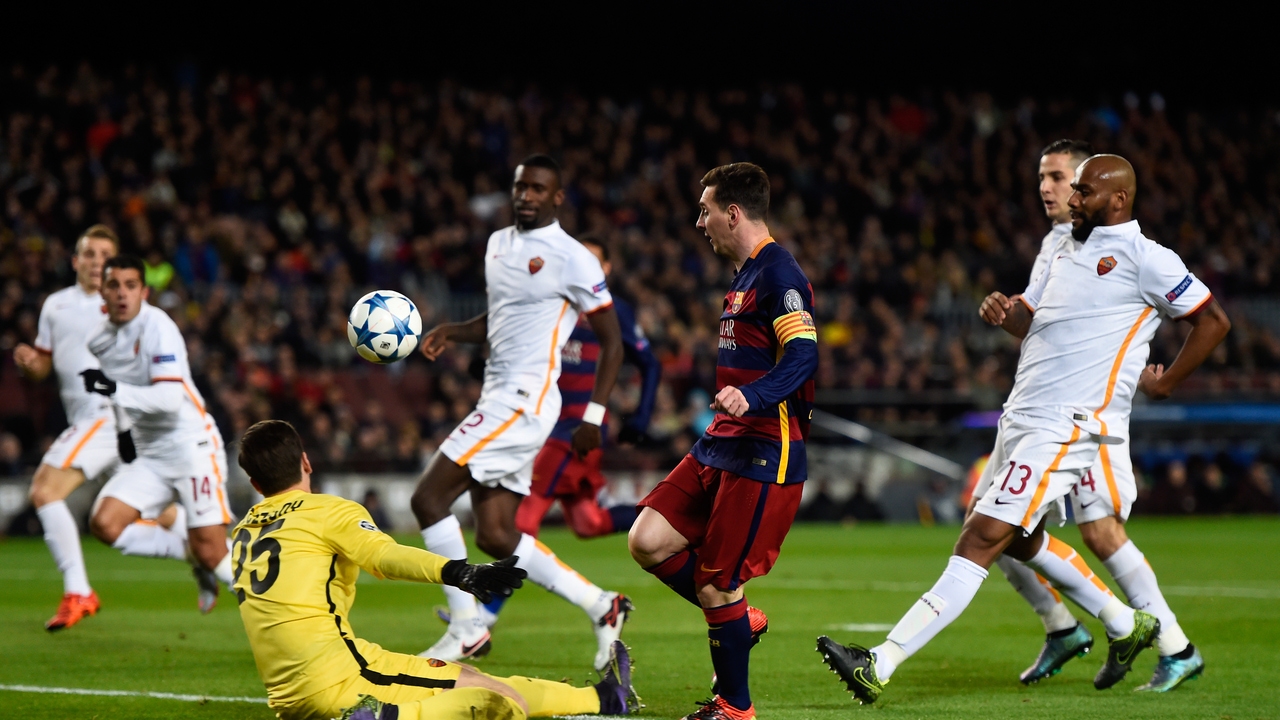 2015 年 Champions League 对 Roma，梅西面对出击的 Szczęsny 完成挑射