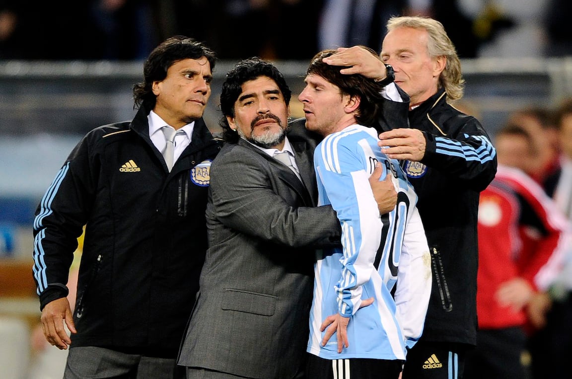 2010 年世界杯负于德国后，Maradona 拥抱梅西